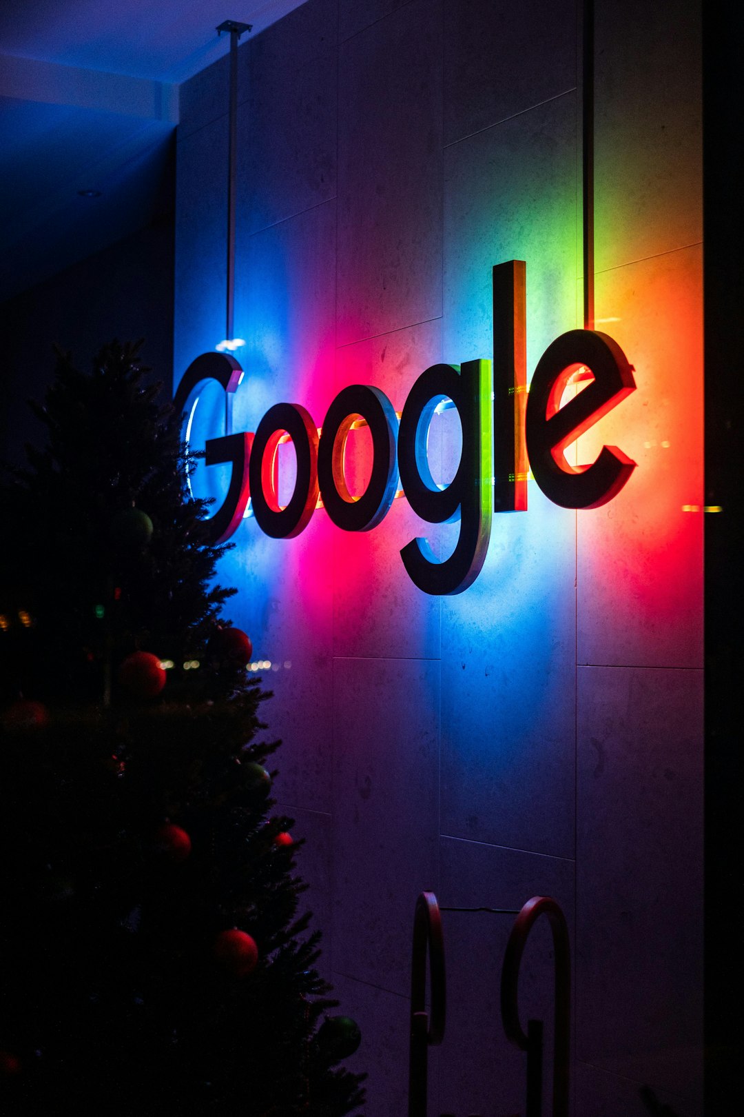 the-google-logo-is-lit-up-at-night-et3fex4jibw